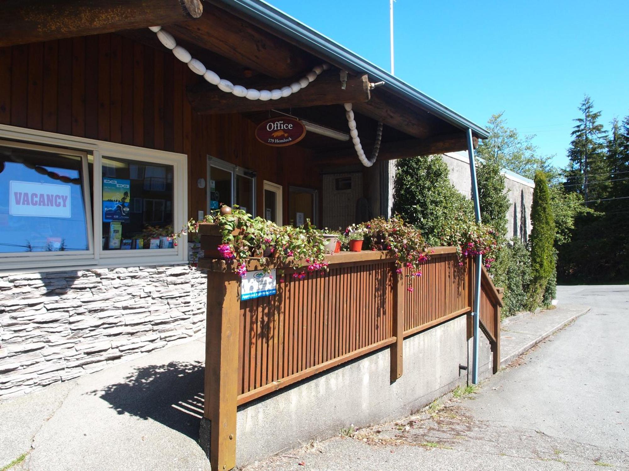 West Coast Motel On The Harbour Ucluelet Exteriör bild